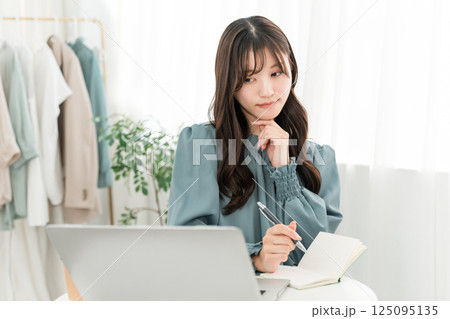 オフィス,仕事場でパソコンを使う若いアジア人ビジネスウーマン 125095135