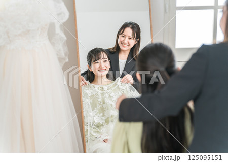 ウェディングドレスの試着,打ち合わせにきた日本人女性 ウェディングドレスの試着,打ち合わせにきた日本人女性 125095151