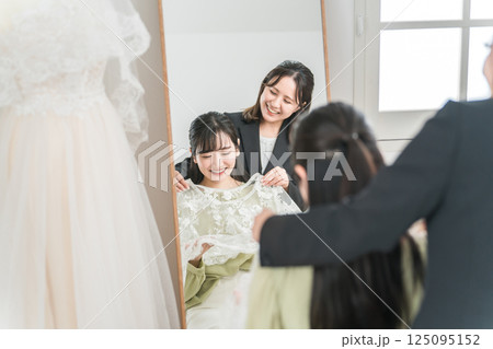 ウェディングドレスの試着,打ち合わせにきた日本人女性 125095152