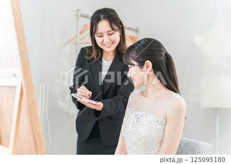 ブライダル,挙式,結婚式場のブライズルームでメイクをする花嫁,新婦 125095180