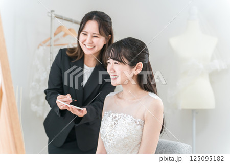 ブライダル,挙式,結婚式場のブライズルームでメイクをする花嫁,新婦 125095182