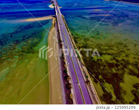 上空から眺めた「海中道路」〜ドローンで空撮(沖縄県うるま市) 上空から眺めた「海中道路」〜ドローンで空撮(沖縄県うるま市) 125095209