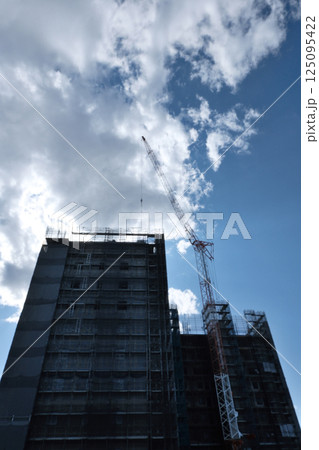 建設中の高層マンションを見上げる 125095422