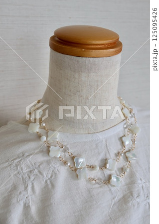 15ミリ花形シェルのロングネックレス(白蝶貝) 15ミリ花形シェルのロングネックレス(白蝶貝) 125095426