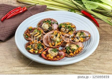 Baked scallops with scalion oil 125095659
