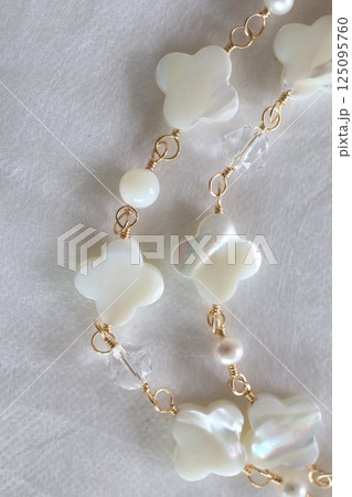 15ミリ花形シェルのロングネックレス（白蝶貝） 125095760