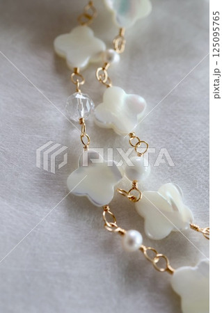 15ミリ花形シェルのロングネックレス（白蝶貝） 125095765