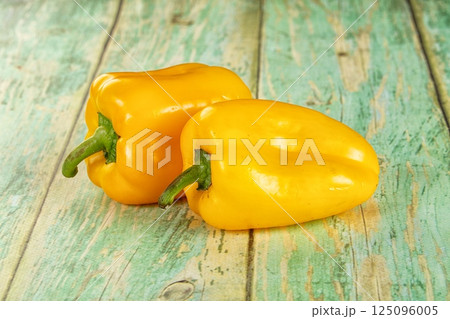 Ripe sweet yellow bell pepper Ripe sweet yellow bell pepper 125096005