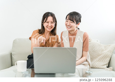 パソコンで動画,映画,ライブ配信を見る女性たち 125096288