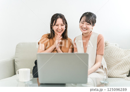 パソコンで動画,映画,ライブ配信を見る女性たち 125096289