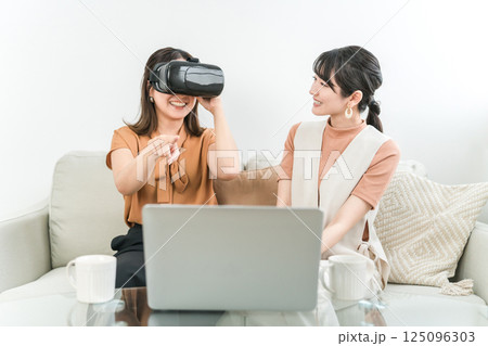 VRゴーグルをつけてゲーム,バーチャル体験,操作するアジア人女性(AR,MR) 125096303
