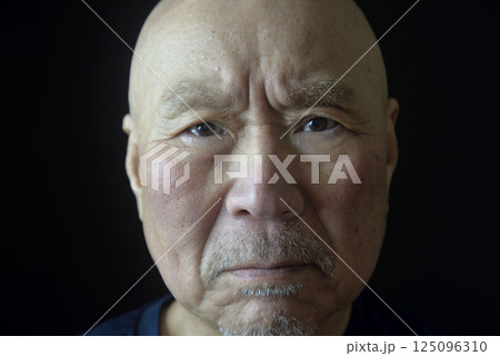 老人の困り顔のクローズアップ 老人の困り顔のクローズアップ 125096310