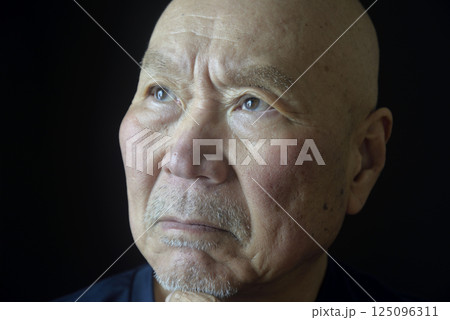 老人の困り顔のクローズアップ 125096311