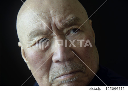 老人の困り顔のクローズアップ 125096313