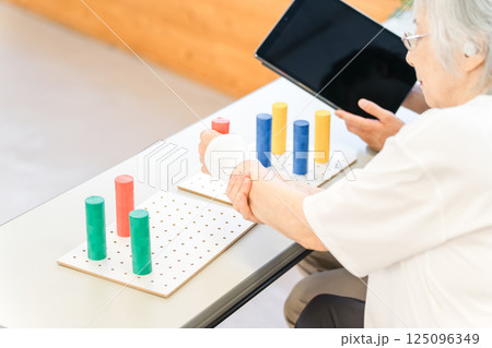 リハビリでトレーニングするシニア女性（脳梗塞,片麻痺,後遺症） 125096349