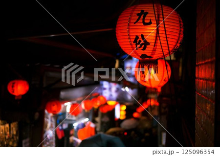 九份の赤提灯のある風景 125096354