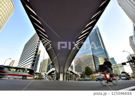 横浜みなとみらいのペディストリアンデッキ 125096688