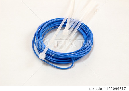 電線と結束バンド 125096717