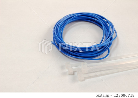 電線と結束バンド 125096719