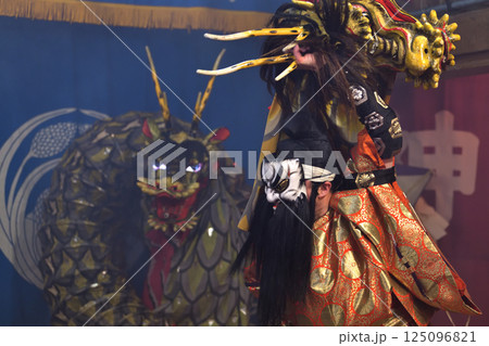 石見神楽　浜田市三宮神社の夜神楽　スサノオノミコト大蛇退治 125096821