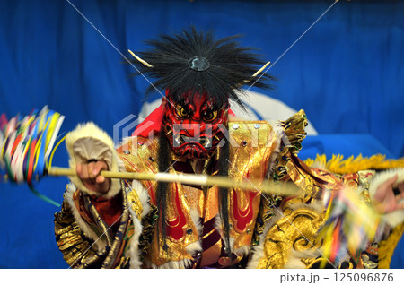 石見神楽　浜田市三宮神社の夜神楽　塵輪（じんりん） 125096876