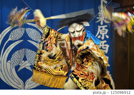 石見神楽　浜田市三宮神社の夜神楽　塵輪（じんりん） 125096912