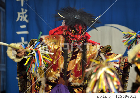 石見神楽　浜田市三宮神社の夜神楽　塵輪（じんりん） 125096913