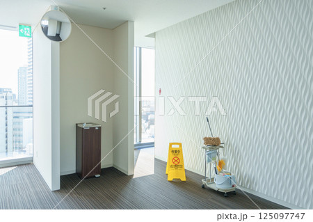 オフィスビルの女子トイレの前の作業中の看板と掃除道具　撮影協力：学校法人電波学園 東京電子専門学校 125097747