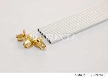 アルミのパイプと同軸ケーブル用コネクタ 125097812