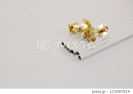 アルミのパイプと同軸ケーブル用コネクタ 125097814