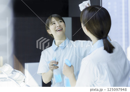 オフィスビルの洗面所の鏡を拭く若い女性清掃員 撮影協力:学校法人電波学園 東京電子専門学校 オフィスビルの洗面所の鏡を拭く若い女性清掃員 撮影協力:学校法人電波学園 東京電子専門学校 125097948