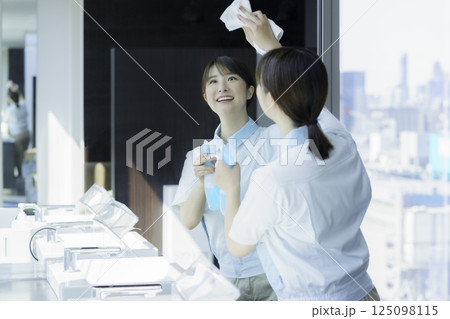 オフィスビルの洗面所の鏡を拭く若い女性清掃員 撮影協力:学校法人電波学園 東京電子専門学校 オフィスビルの洗面所の鏡を拭く若い女性清掃員 撮影協力:学校法人電波学園 東京電子専門学校 125098115