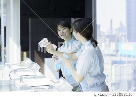 オフィスビルの洗面所の鏡を拭く若い女性清掃員 撮影協力:学校法人電波学園 東京電子専門学校 オフィスビルの洗面所の鏡を拭く若い女性清掃員 撮影協力:学校法人電波学園 東京電子専門学校 125098116
