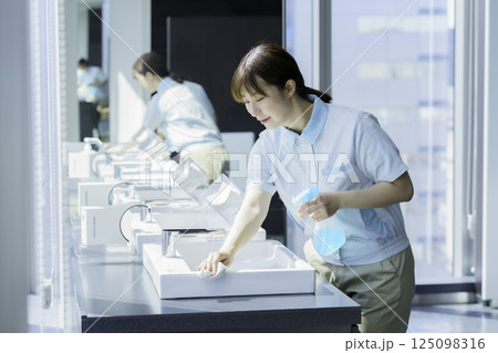 オフィスビルの洗面所の洗面台を拭く若い女性清掃員 撮影協力:学校法人電波学園 東京電子専門学校 オフィスビルの洗面所の洗面台を拭く若い女性清掃員 撮影協力:学校法人電波学園 東京電子専門学校 125098316