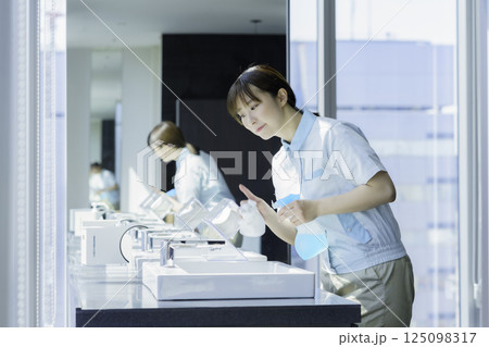 オフィスビルの洗面所の洗面台を拭く若い女性清掃員 撮影協力:学校法人電波学園 東京電子専門学校 オフィスビルの洗面所の洗面台を拭く若い女性清掃員 撮影協力:学校法人電波学園 東京電子専門学校 125098317