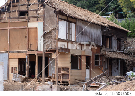 解体が進む家屋 解体が進む家屋 125098508
