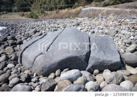 志津摩海岸に残る築城石 125098539