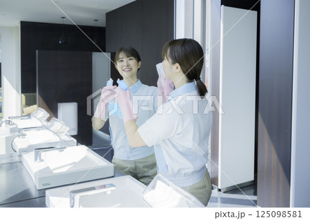 オフィスビルの洗面所の鏡を拭く若い女性清掃員 撮影協力:学校法人電波学園 東京電子専門学校 オフィスビルの洗面所の鏡を拭く若い女性清掃員 撮影協力:学校法人電波学園 東京電子専門学校 125098581