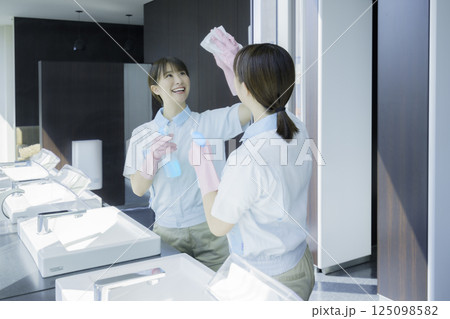 オフィスビルの洗面所の鏡を拭く若い女性清掃員 撮影協力:学校法人電波学園 東京電子専門学校 オフィスビルの洗面所の鏡を拭く若い女性清掃員 撮影協力:学校法人電波学園 東京電子専門学校 125098582