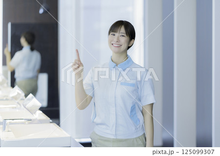 オフィスビルの若い女性清掃員のポートレート　撮影協力：学校法人電波学園 東京電子専門学校 125099307