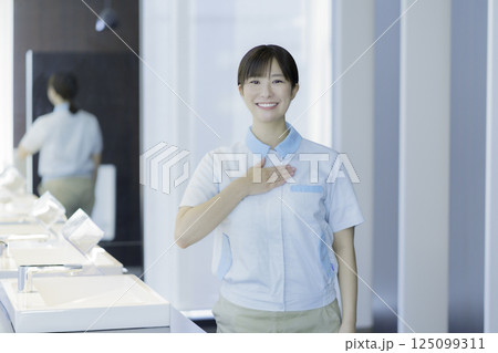 オフィスビルの若い女性清掃員のポートレート　撮影協力：学校法人電波学園 東京電子専門学校 125099311
