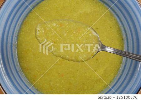 Creamy broccoli soup 125100376