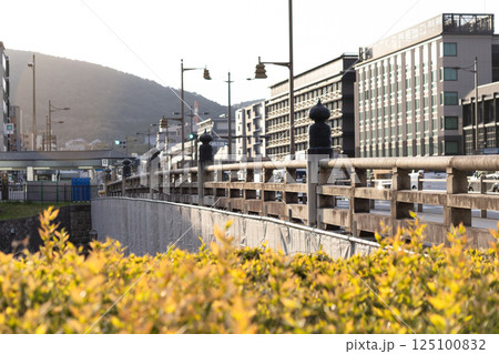 朝日を浴びた京都五条通の五条橋 125100832