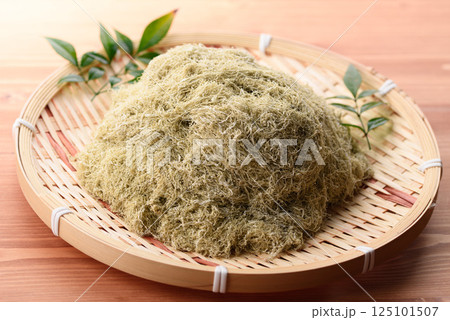 竹ざるに盛りつけた 北海道 利尻産 とろろ昆布 竹ざるに盛りつけた 北海道 利尻産 とろろ昆布 125101507