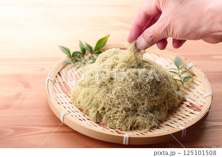 竹ざるに盛りつけた 北海道 利尻産 とろろ昆布 125101508