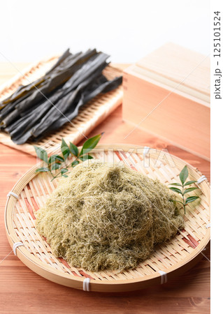 竹ざるに盛りつけた 北海道 利尻産 とろろ昆布 竹ざるに盛りつけた 北海道 利尻産 とろろ昆布 125101524