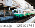 高松の琴平電鉄の駅のホーム 125101765