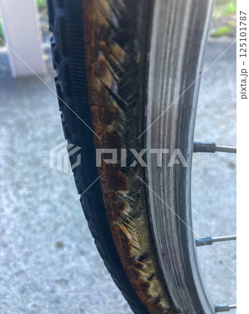 自転車の劣化したタイヤ 125101787