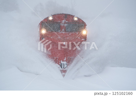 雪を切り裂くラッセル車 125102160