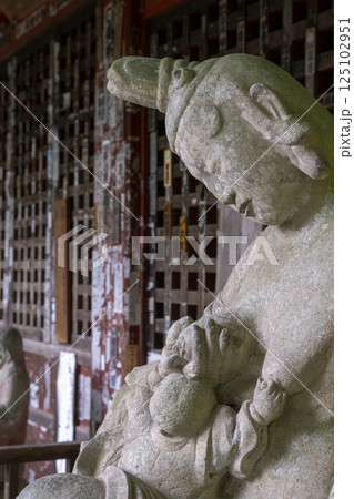 秩父四番札所、雨の金昌寺でみた子を抱いた石の慈母観音 125102951